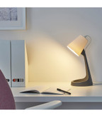 چراغ مطالعه ایکیا مدل SVALLET، به صورت متحرک روی میز تحریر قرار میگیرد.