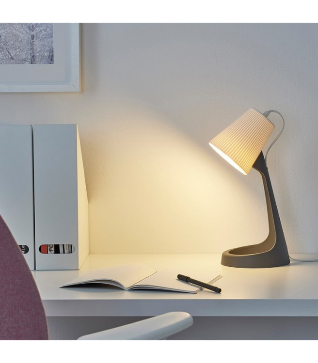 چراغ مطالعه ایکیا مدل SVALLET، به صورت متحرک روی میز تحریر قرار میگیرد.