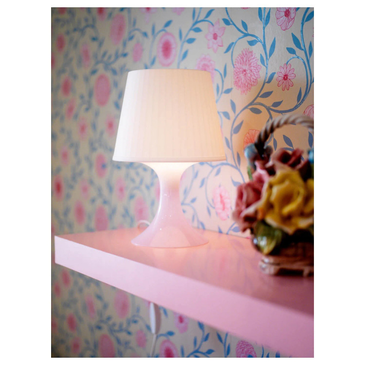 آباژور رومیزی ایکیا مدل LAMPAN، این آباژور به راحتی با فضای اتاق خواب دخترانه ست می شود.