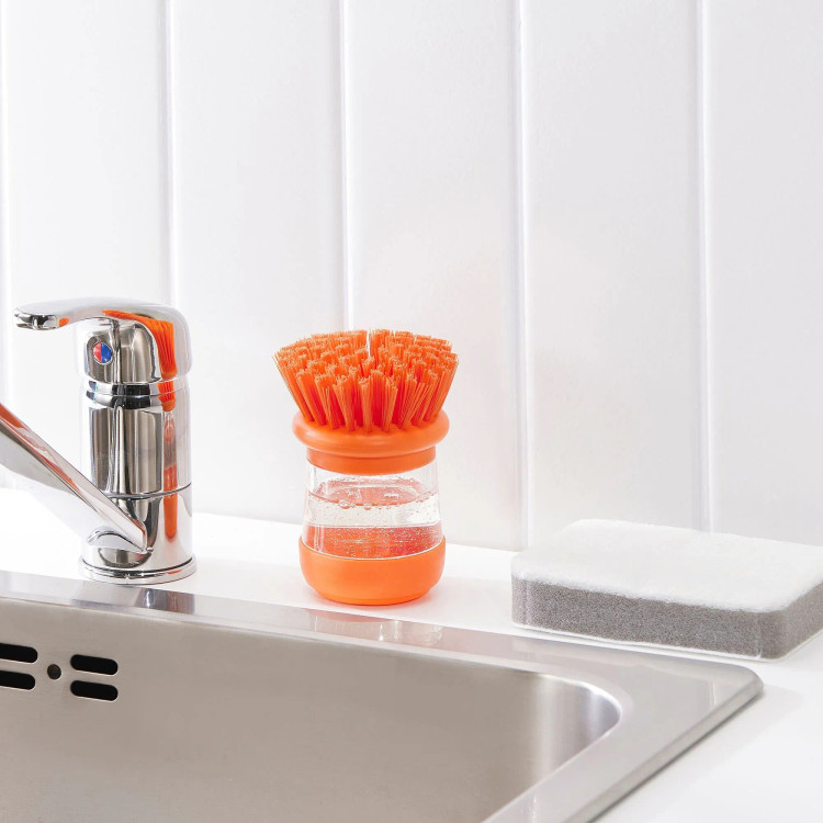 فرچه مخزن دار ایکیا به راحتی روی سینک قرار میگیرد.